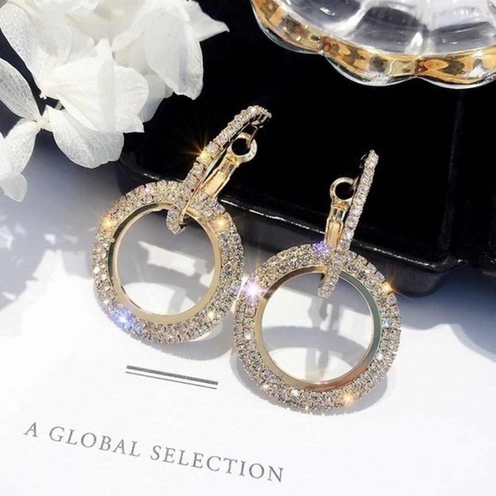 3/$30 💛🤍 Rhinestone Drop Earrings - Picture 5 of 7